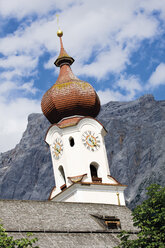 Österreich, Tirol, Ehrwald, Ansicht der Kirche maria heimsuchung - CSF013565