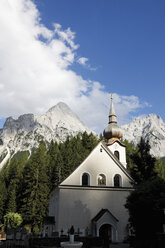 Österreich, Tirol, Biberwier, Blick auf Kirche mit Bergen im Hintergrund - CSF013564