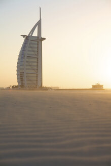 Vereinigte Arabische Emirate, Burj al Arab bei Sonnenuntergang - LFF000221