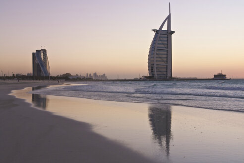 Vereinigte Arabische Emirate, Burj al Arab bei Sonnenuntergang - LFF000215