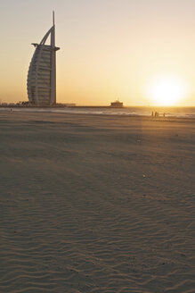 Vereinigte Arabische Emirate, Burj al Arab bei Sonnenuntergang - LFF000214