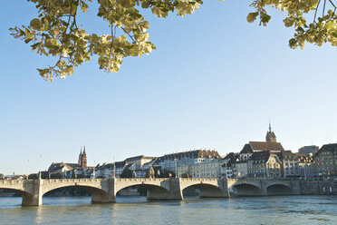 Schweiz, Basel, Brücke über den Rhein mit dem Basler Münster im Hintergrund - LFF000213