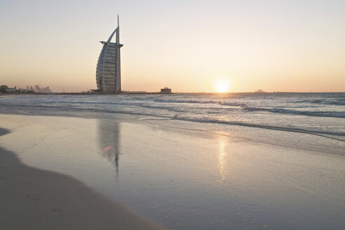 Vereinigte Arabische Emirate, Burj al Arab bei Sonnenuntergang - LFF000212