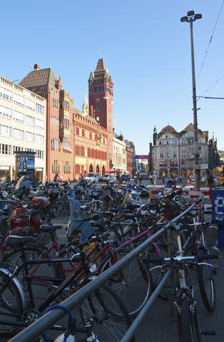 Schweiz, Basel, Fahrräder vor dem Rathaus, lizenzfreies Stockfoto