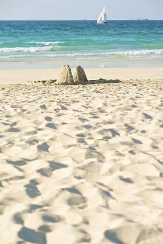 Vereinigte Arabische Emirate, Dubai, Sandhaufen am Jumeirah Beach, lizenzfreies Stockfoto