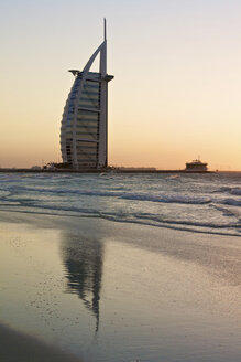 Vereinigte Arabische Emirate, Burj al Arab bei Sonnenuntergang - LFF000203