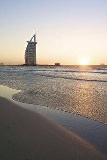 Vereinigte Arabische Emirate, Burj al Arab bei Sonnenuntergang - LFF000200