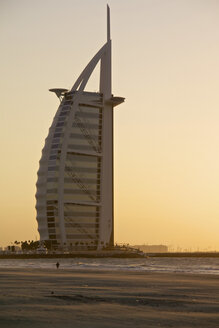Vereinigte Arabische Emirate, Burj al Arab bei Sonnenuntergang - LFF000197