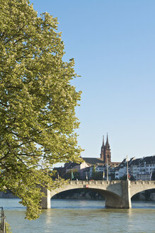 Schweiz, Basel, Brücke über den Rhein mit dem Basler Münster im Hintergrund - LFF000195
