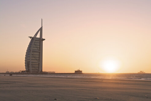 Vereinigte Arabische Emirate, Burj al Arab bei Sonnenuntergang - LFF000191