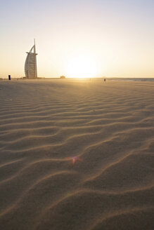Vereinigte Arabische Emirate, Burj al Arab bei Sonnenuntergang - LFF000188
