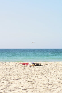 Vereinigte Arabische Emirate, verlassenes Handtuch am Jumeirah Beach - LFF000187