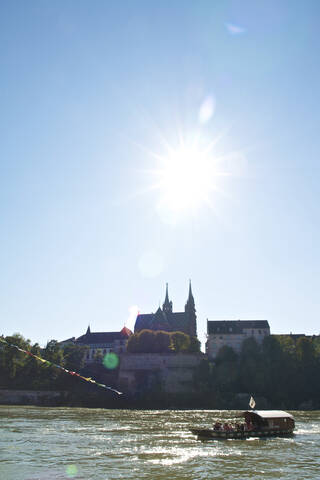 Schweiz, Basel, Rhytaxi auf dem Rhein, Basler Münster im Hintergrund, lizenzfreies Stockfoto