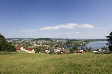 Austria, Land Salzburg, Flachgau, Mattsee, View of village - WWF001294