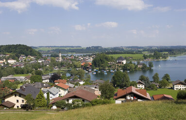 Österreich, Land Salzburg, Flachgau, Mattsee, Blick auf das Dorf - WWF001295