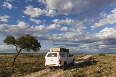 Afrika, Botswana, Mabuasehube, Blick auf 4x4 Fahrzeug in der Kalahari - FOF002135