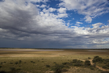 Afrika, Botsuana, Mabuasehube, Blick auf Mabuasehube Pan mit Wasser - FOF002152