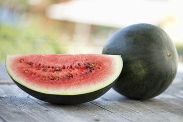 Nahaufnahme einer Wassermelone auf Holz - MAEF002382