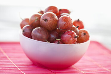 Nahaufnahme von Stachelbeeren in einer Schale - MAEF002385