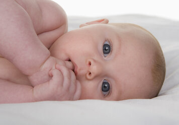 Baby Mädchen (2-5 Monate) Finger im Mund, Porträt - WWF001510