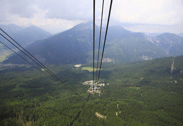 Deutschland, Zugspitze, Seilbahnseil mit Bergketten - KSWF000585