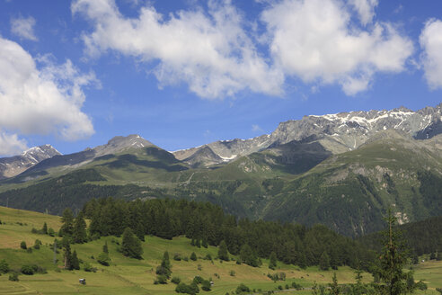 Österreich, Tirol, Nauders, Blick auf eine ländliche Szene mit Bergketten - KSWF000578