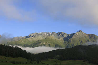 Österreich, Tirol, Kaunertal, Blick auf ländliche Szene mit Bergketten - KSWF000577