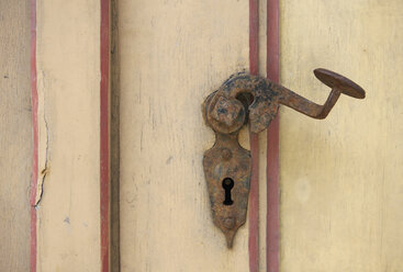 Austria, Close up of rusty door handle - KSWF000576