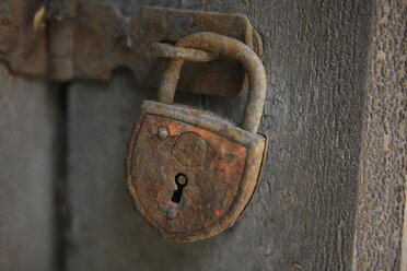 Austria, Close up of rusty padlock - KSWF000568