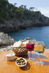 Spanien, Mallorca, Essen auf dem Tisch mit Berg im Hintergrund - NHF001250