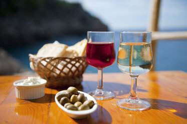 Spanien, Mallorca, Essen auf dem Tisch mit Berg im Hintergrund - NHF001254