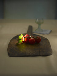 Tomaten auf Holz mit Weinglas im Hintergrund - KSWF000563