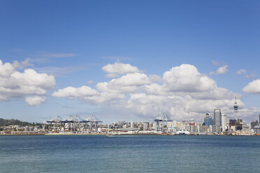 Neuseeland, Auckland, Nordinsel, Blick auf die Stadtsilhouette mit Hafenterminals - GWF001180