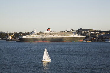 Neuseeland, Auckland, Nordinsel, Blick auf die Queen Mary 2 am Hafenterminal - GWF001186