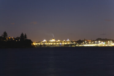 Neuseeland, Auckland, Nordinsel, Blick auf die Queen Mary 2 am Hafenterminal bei Nacht - GWF001188