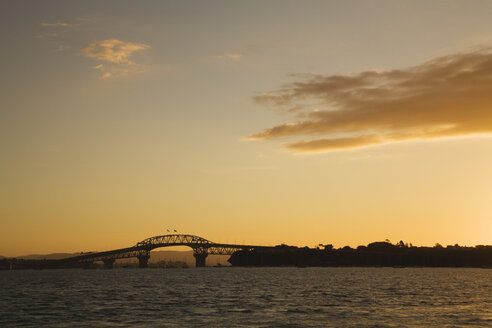 Neuseeland, Auckland, Nordinsel, Blick auf die Hafenbrücke bei Sonnenuntergang - GWF001192