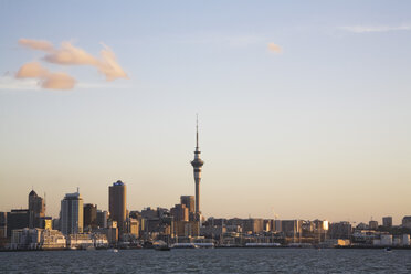 Neuseeland, Auckland, Nordinsel, Blick auf die Skyline der Stadt bei Sonnenuntergang - GWF001193