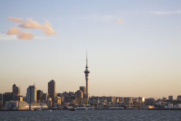 New Zealand, Auckland, North Island, View of city skyline at sunset - GWF001193