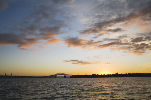 Neuseeland, Auckland, Nordinsel, Blick auf die Hafenbrücke bei Sonnenuntergang - GWF001194