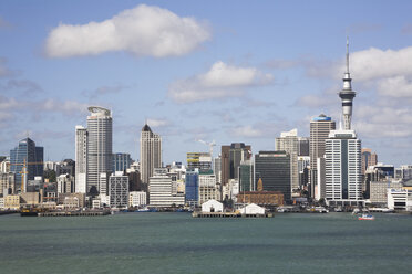 Neuseeland, Auckland, Nordinsel, Blick auf ein Boot auf dem Meer mit der Stadt im Hintergrund - GWF001195