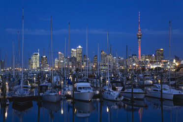 Neuseeland, Auckland, Nordinsel, Blick auf Boote mit Stadtsilhouette im Hintergrund - GWF001199