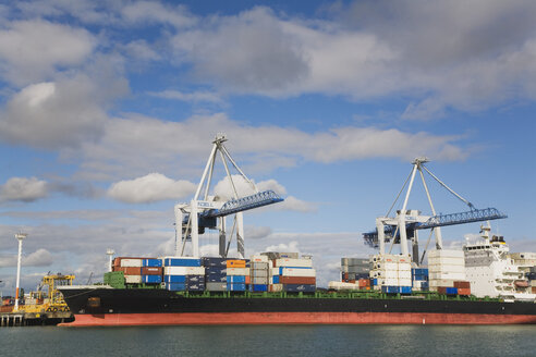 Neuseeland, Auckland, Nordinsel, Blick auf Frachtschiff im Hafen - GWF001201