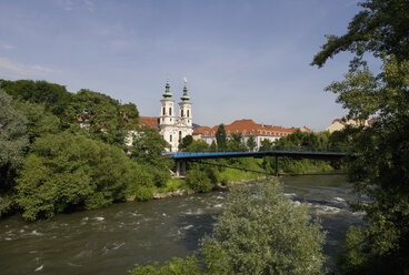 Österreich, Steiermark, Graz, Mariahilf, Blick auf Brücke mit Wallfahrtskirche im Hintergrund - WWF001301
