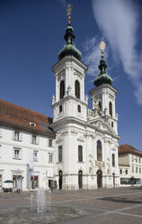 Österreich, Steiermark, Graz, Mariahilf, Ansicht der Wallfahrtskirche mit Springbrunnen - WWF001302