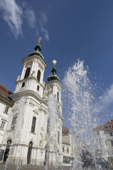 Österreich, Steiermark, Graz, Mariahilf, Ansicht der Wallfahrtskirche mit Springbrunnen - WWF001303