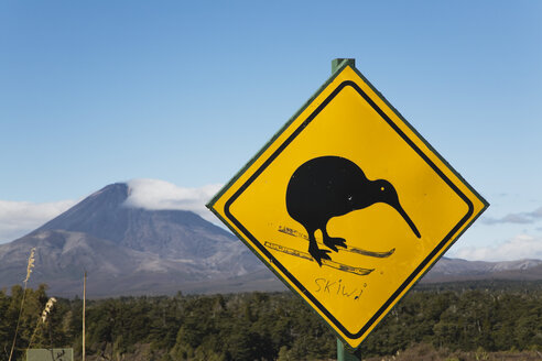 Neuseeland, Nordinsel, Tierkreuzungsschild mit Mount Ngauruhoe im Hintergrund - GWF001222