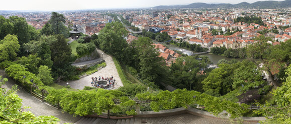 Österreich, Steiermark, Graz, Erhöhte Ansicht der Altstadt mit Bergen im Hintergrund - WW001310