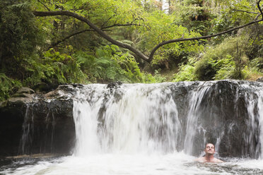 Neuseeland, Nordinsel, Älterer Mann badet in heißer Quelle kerosin creekNeuseeland, Nordinsel, Älterer Mann badet in heißer Quelle kerosin creek - GWF001253