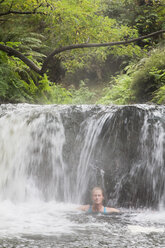 Neuseeland, Nordinsel, Reife Frau badet in heißer Quelle kerosin creek - GWF001254