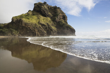 Neuseeland, Nordinsel, Blick auf den Strand von Piha mit der Tasmanischen See - GWF001267